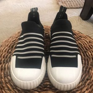 Retro fun sneakers with mesh in black and white